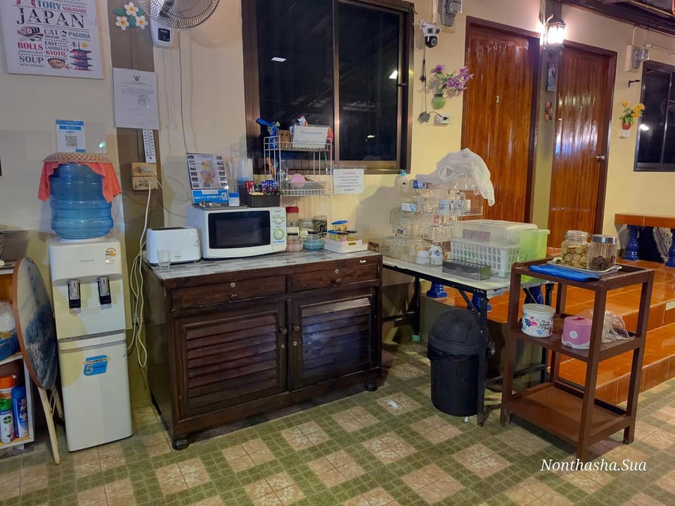 Kitchen or kitchenette, minibar, oven