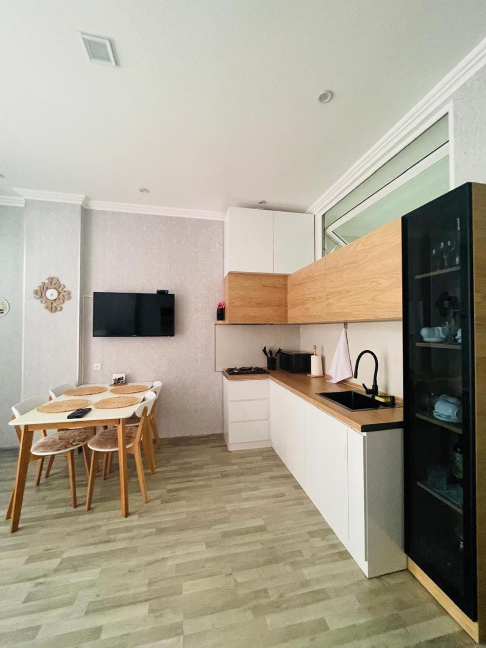 TV and multimedia, Kitchen or kitchenette, Dining area, minibar, oven, stove