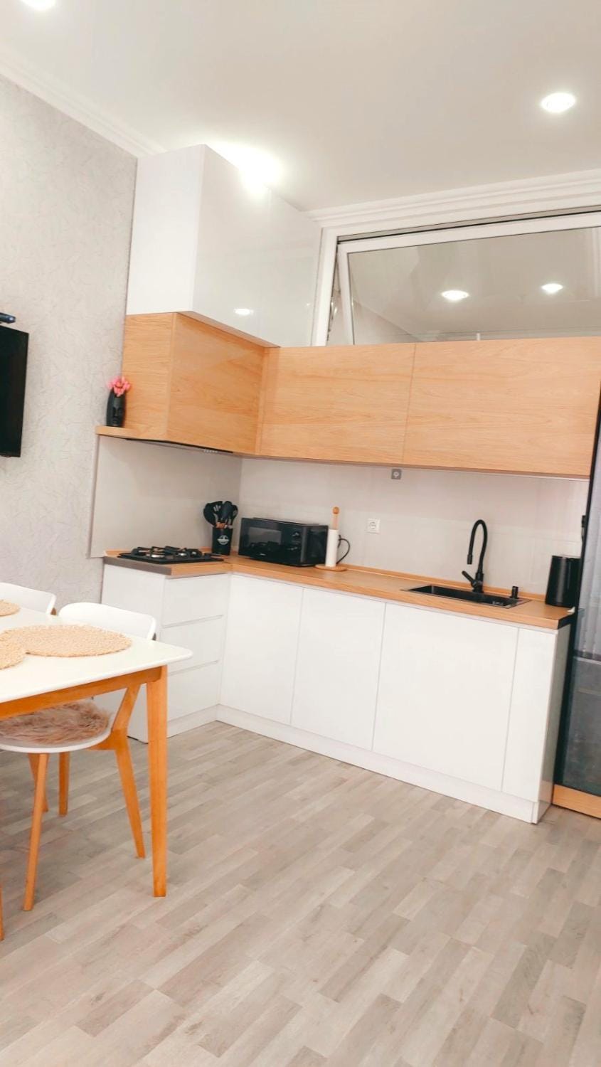 Kitchen or kitchenette, minibar