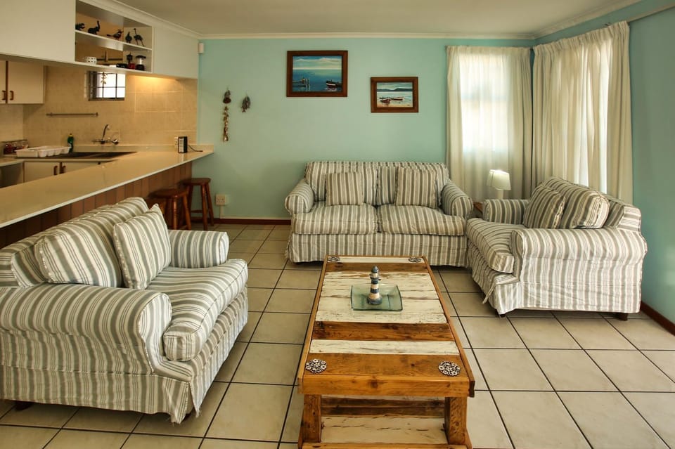 Living room, Seating area, kitchen