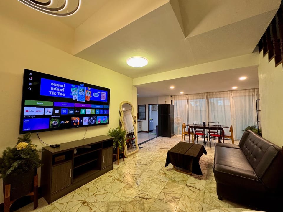 Private House 3 Suite Beds + Double Beds in Heart of Phromphong Villa in Bangkok