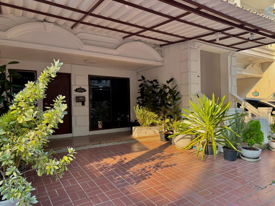 Private House 3 Suite Beds + Double Beds in Heart of Phromphong Villa in Bangkok