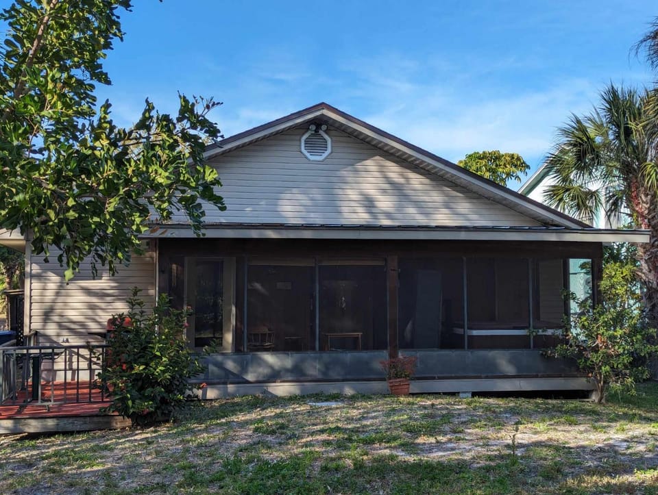 Cute 3/2 Siesta home steps from Siesta waters House in Vamo
