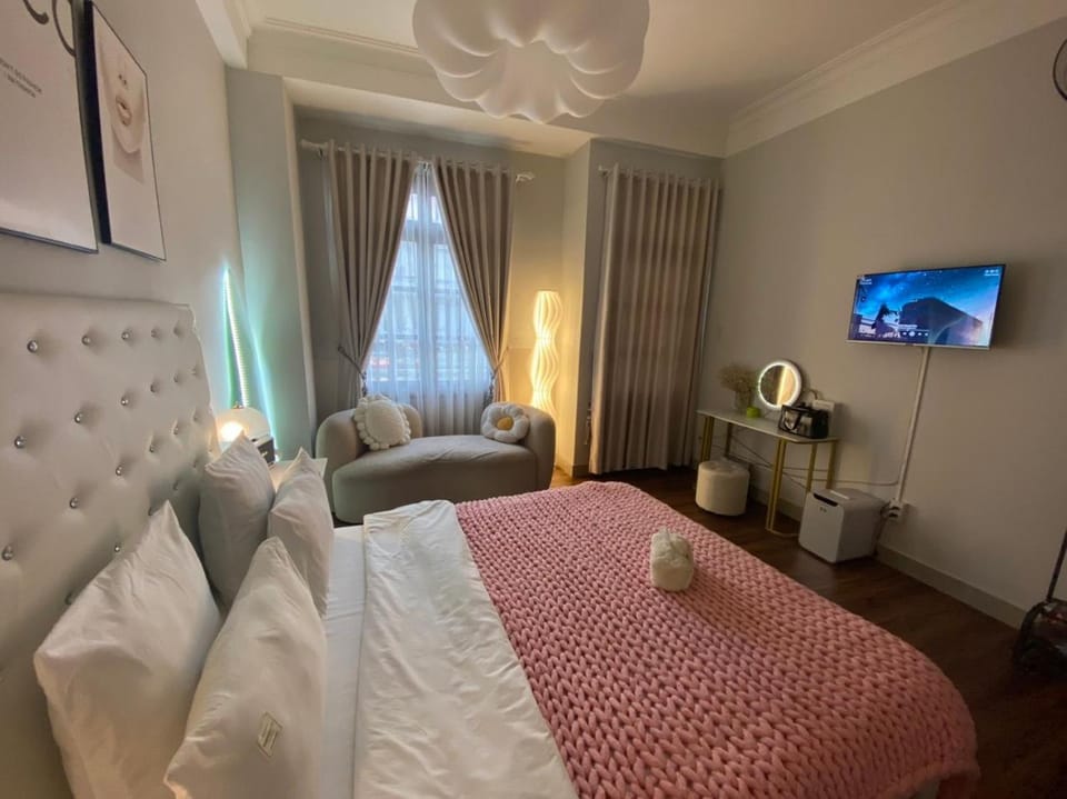 Bed, TV and multimedia, Bedroom, hair dresser