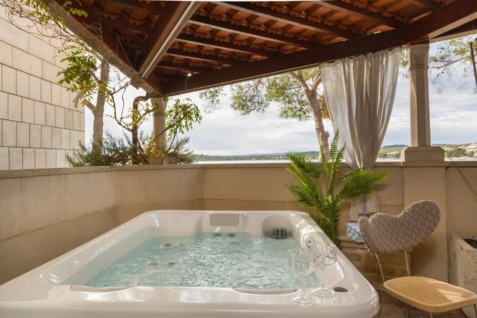 Facade/entrance, Hot Tub