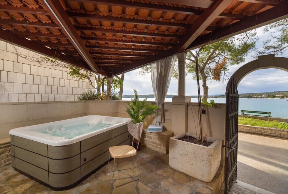 Patio, Facade/entrance, Day, Hot Tub, Balcony/Terrace