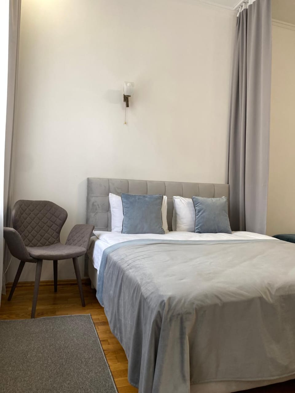 Bed, Photo of the whole room, Seating area
