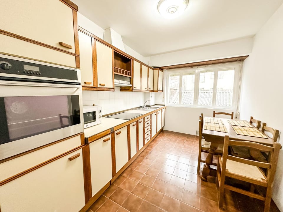 Kitchen or kitchenette, Dining area, minibar