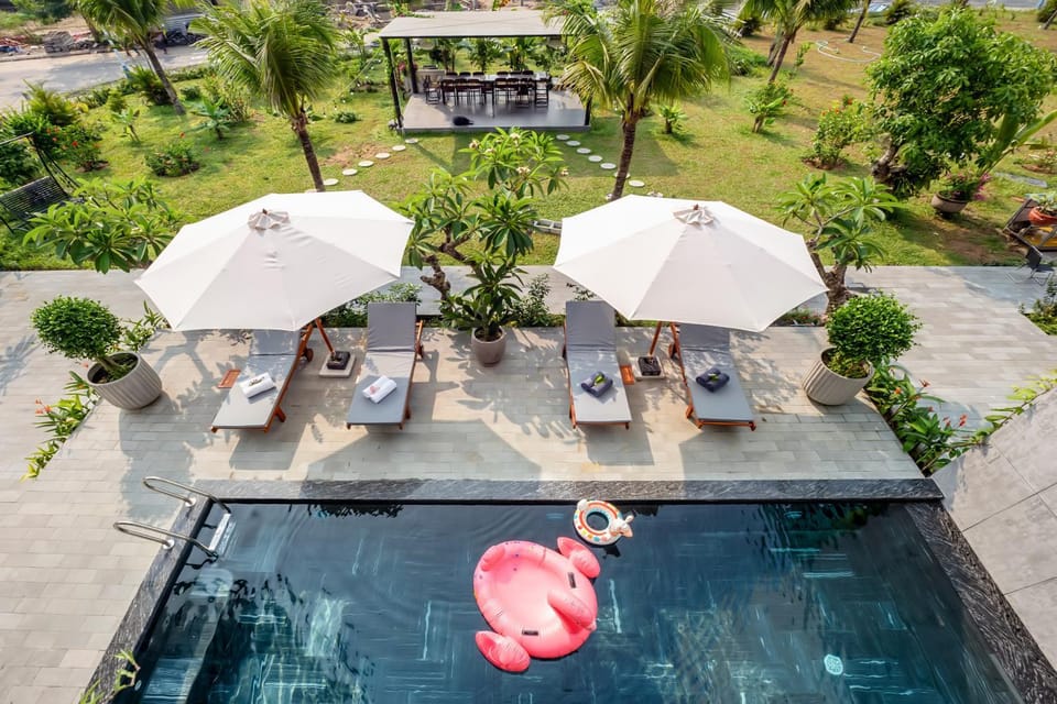 Pool view, Swimming pool, sunbed