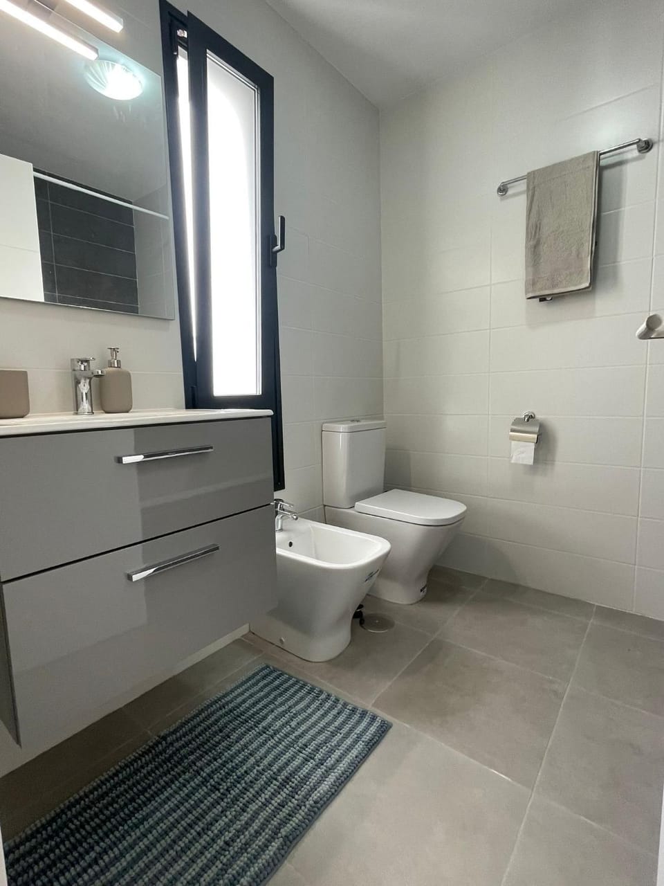 Shower, Toilet, Bathroom, bidet, towels