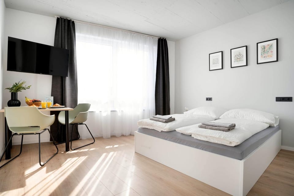 Bed, TV and multimedia, Living room, Photo of the whole room, Seating area, Bedroom, towels