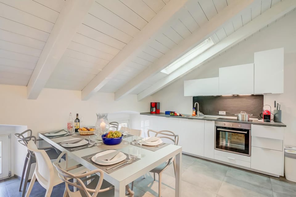 Dining area, kitchen