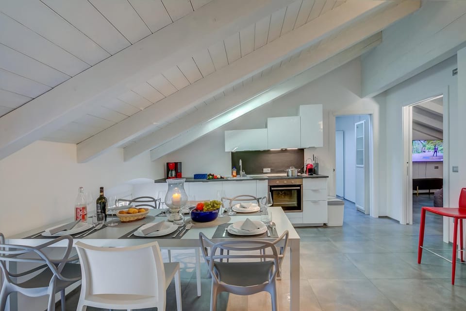 Kitchen or kitchenette, Dining area