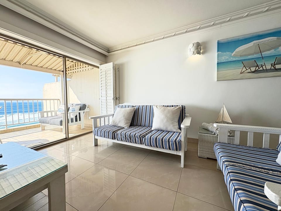 Patio, Natural landscape, View (from property/room), Balcony/Terrace, Living room, Lounge or bar, Seating area, Sea view, Sunrise, Sunset, Family, Family, internet, internet, air conditioner, air conditioner