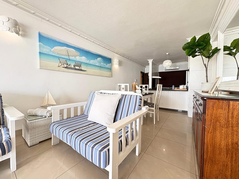 Day, Summer, Kitchen or kitchenette, Living room, Lounge or bar, Seating area, Dining area, furniture, towels, towels, air conditioner, air conditioner