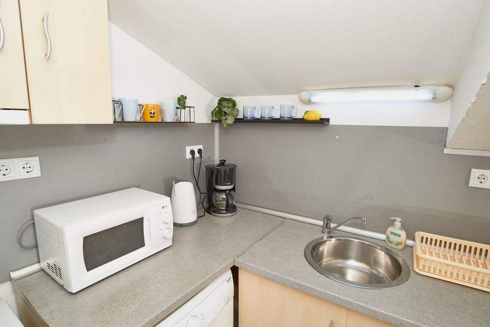 Coffee/tea facilities, Kitchen or kitchenette, stove, toaster