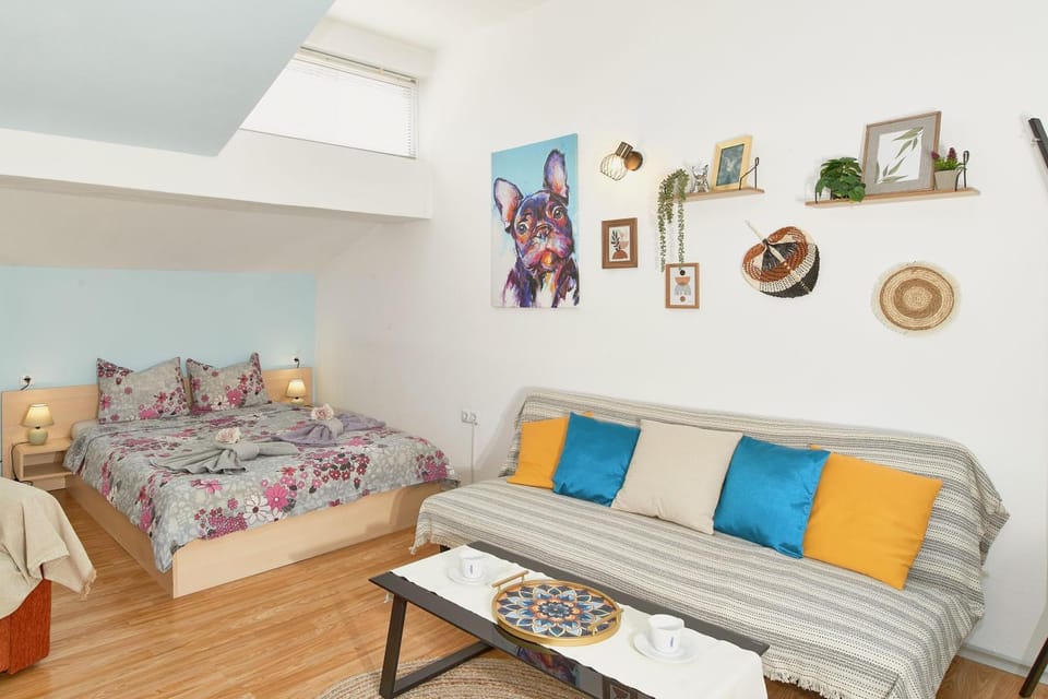 Bed, Living room, Photo of the whole room, Seating area