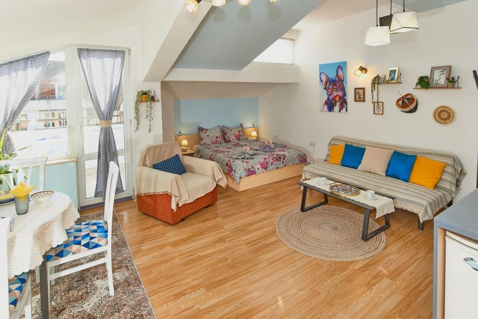Bed, Living room, Photo of the whole room, Seating area, Bedroom