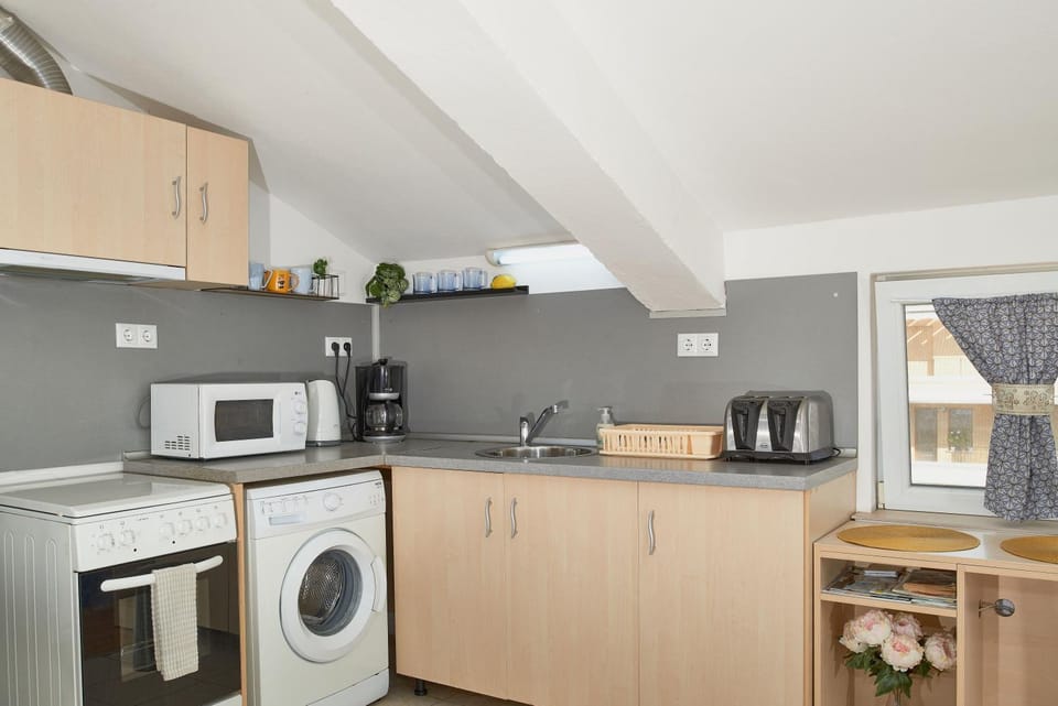 Coffee/tea facilities, Kitchen or kitchenette, oven, stove, toaster, washing machine