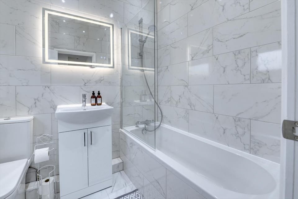 4 Bedrooms Homely House with Garden- Sleeps 9 Comfortably with 6 Comfortable Beds, Free Street Parking, Business Travellers, Contractors, & Holiday-Goers, Coventry, Near All Major Transport Links in Coventry and Motorway Apartment in Coventry