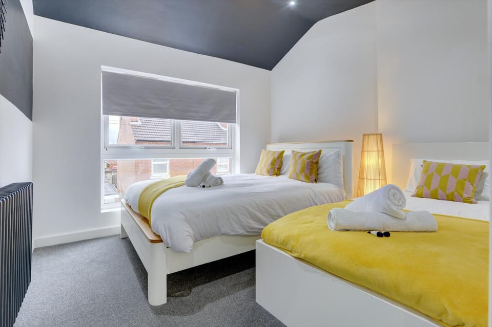 4 Bedrooms Homely House with Garden- Sleeps 9 Comfortably with 6 Comfortable Beds, Free Street Parking, Business Travellers, Contractors, & Holiday-Goers, Coventry, Near All Major Transport Links in Coventry and Motorway Apartment in Coventry