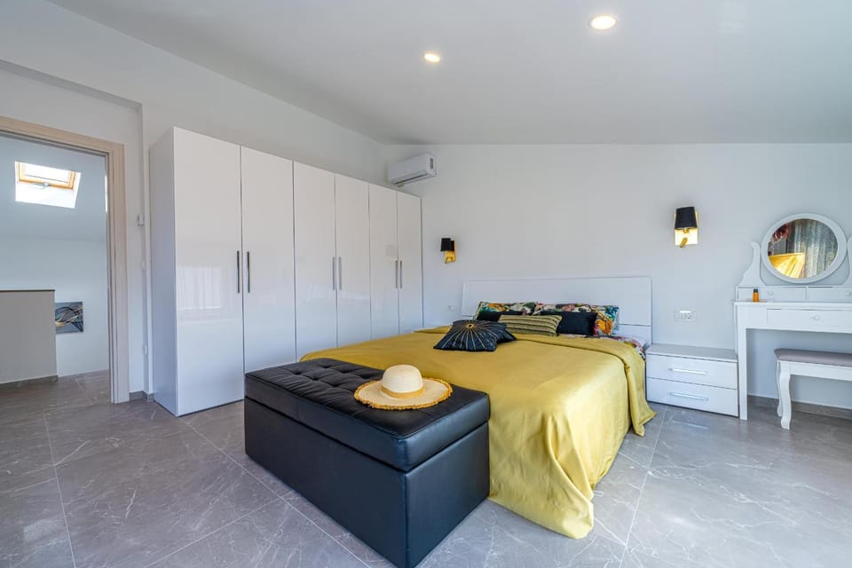 Bed, Bedroom, wardrobe, air conditioner