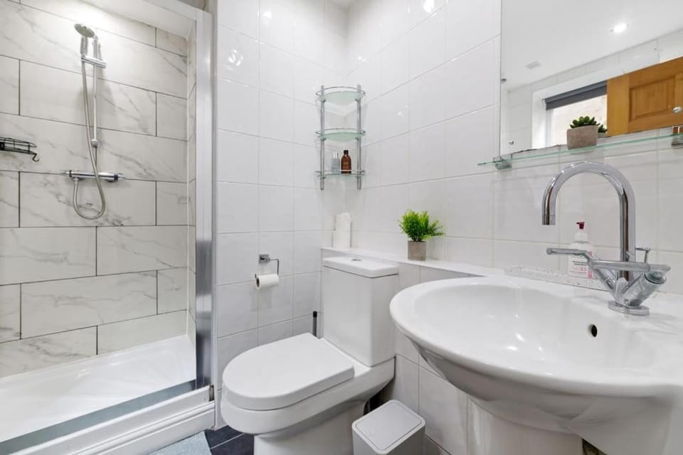 Shower, Toilet, Bathroom, Bath, towels