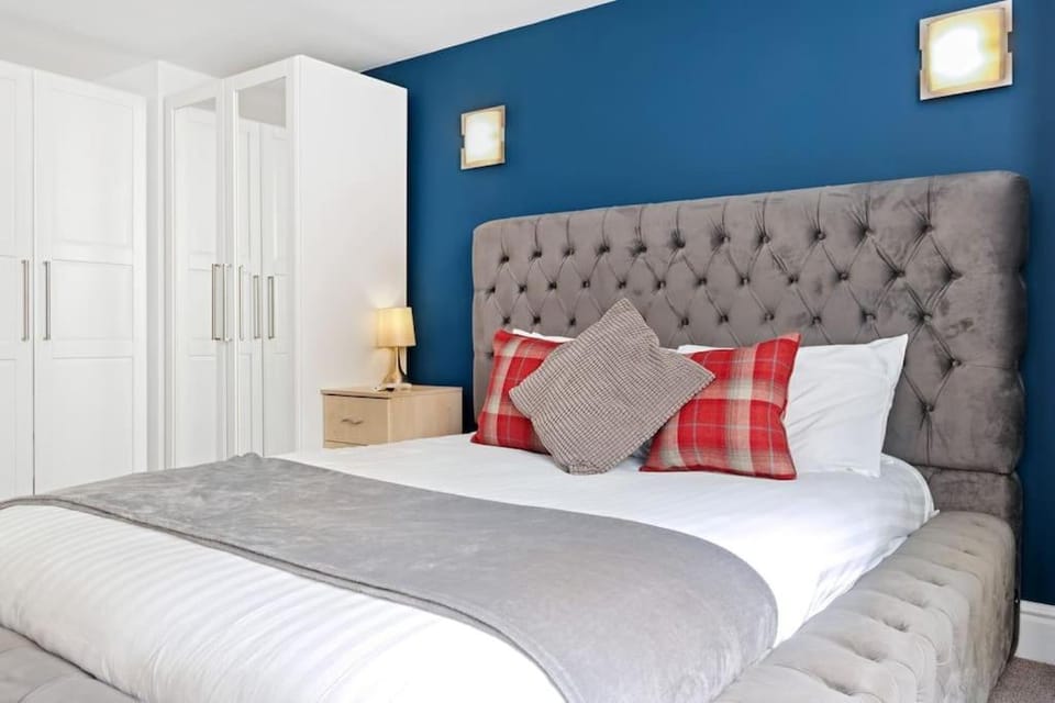 Bed, Living room, Photo of the whole room, Bedroom, wardrobe