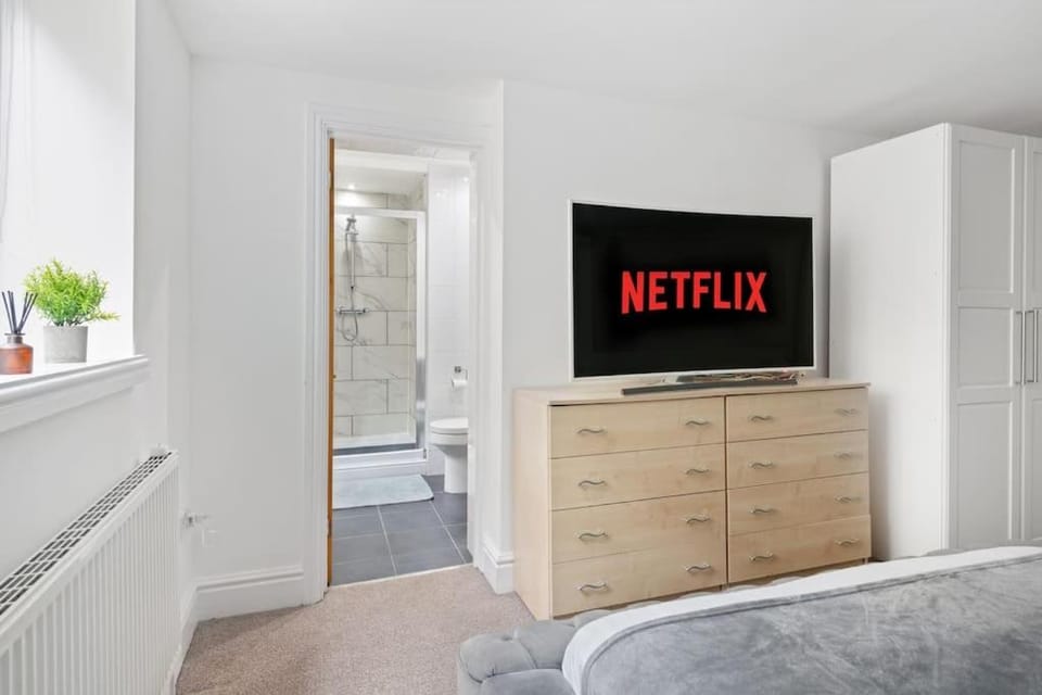 Bed, TV and multimedia, Photo of the whole room, Bedroom
