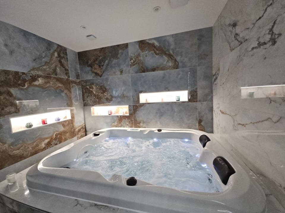 Hot Tub, Bathroom