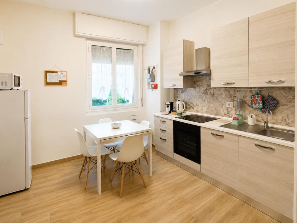 Kitchen or kitchenette, Dining area, oven, stove, toaster