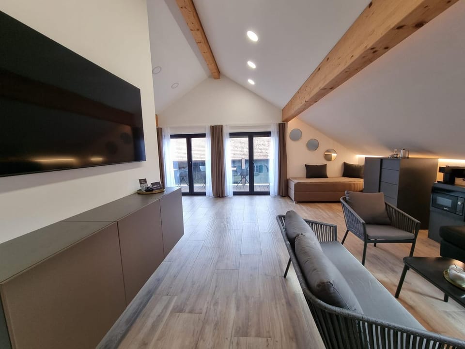 Communal lounge/ TV room, TV and multimedia, Living room, Seating area