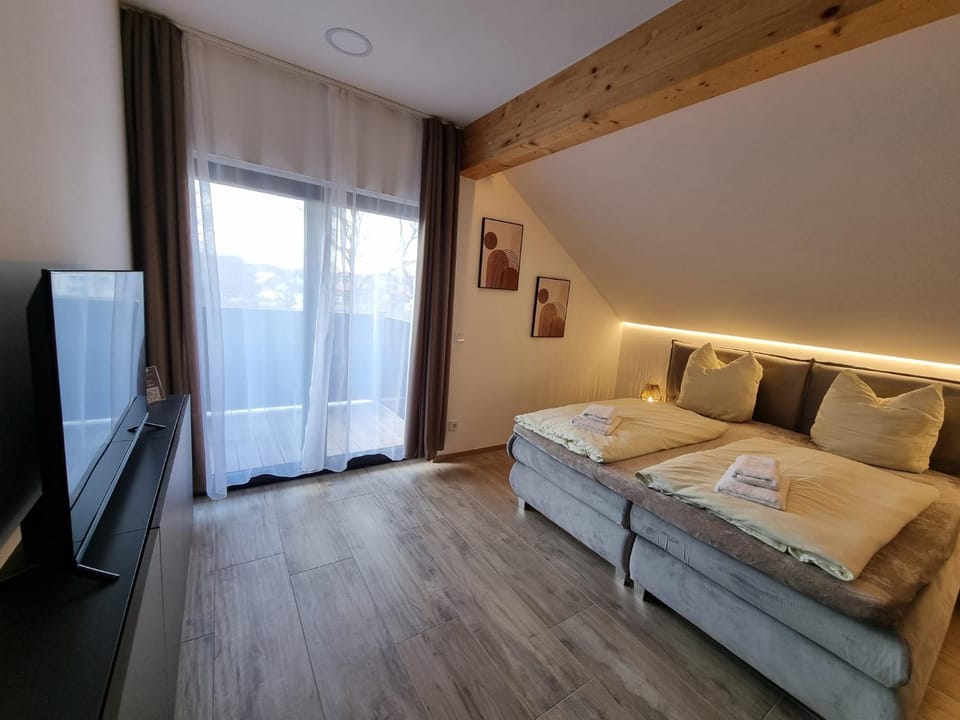 Bed, TV and multimedia, Photo of the whole room, Bedroom