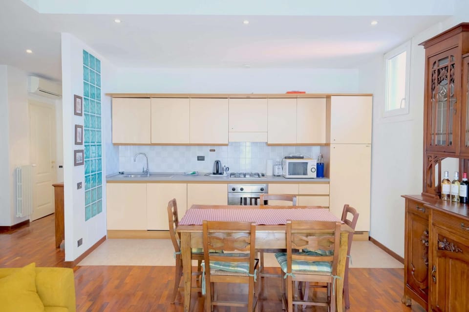 Kitchen or kitchenette, Living room