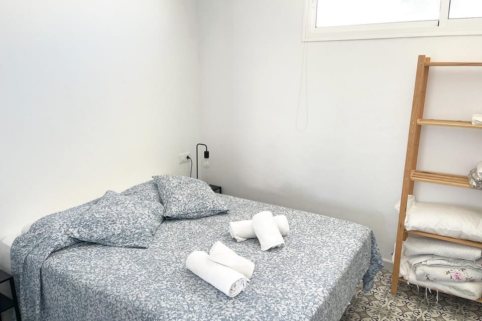 Bed, towels