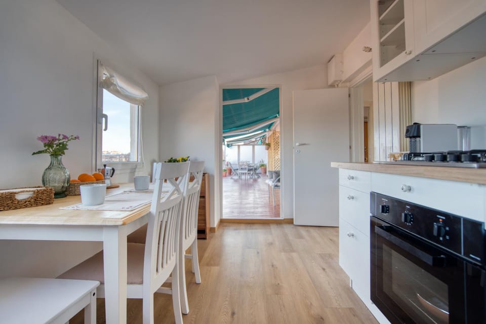 Coffee/tea facilities, Balcony/Terrace, Kitchen or kitchenette, Dining area, Lunch, minibar, pet friendly, stove, kitchen