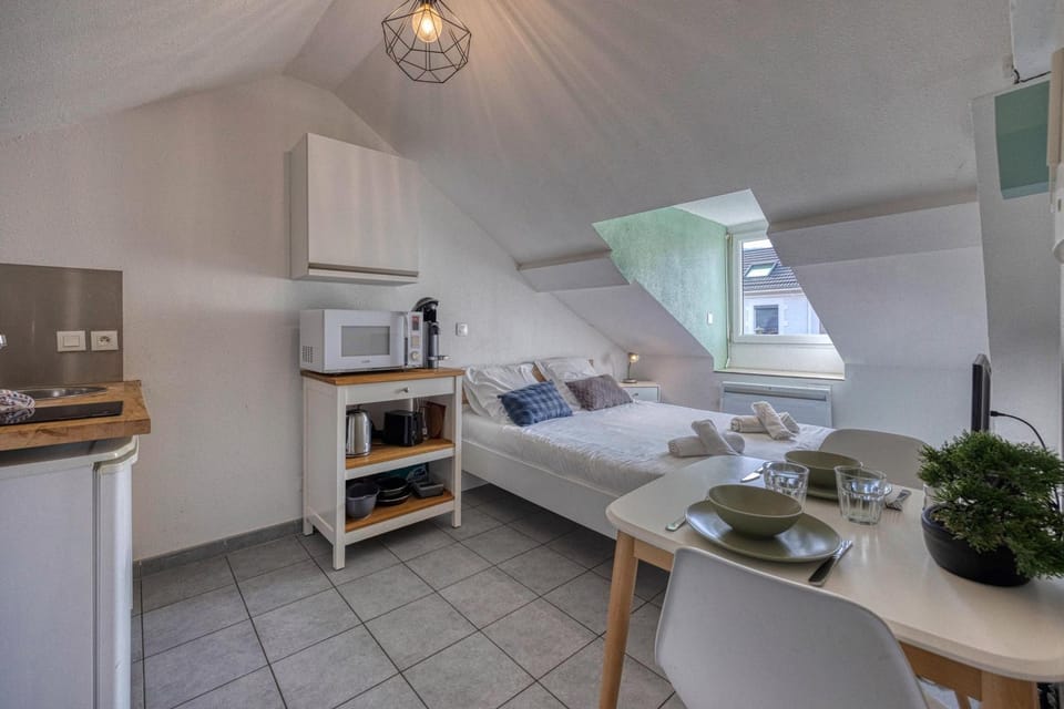 Bed, Coffee/tea facilities, Kitchen or kitchenette, Food and drinks, Photo of the whole room, Dining area, Bedroom, Food, minibar, oven, pet friendly, stove, toaster