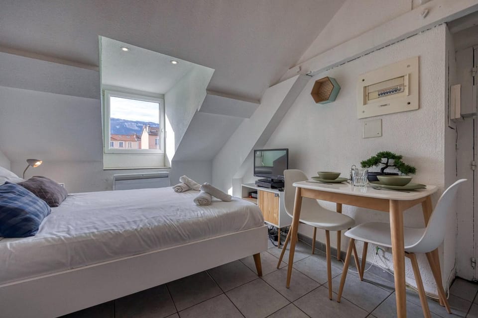 Bed, TV and multimedia, Living room, Photo of the whole room, Seating area, Dining area, Bedroom, hair dresser