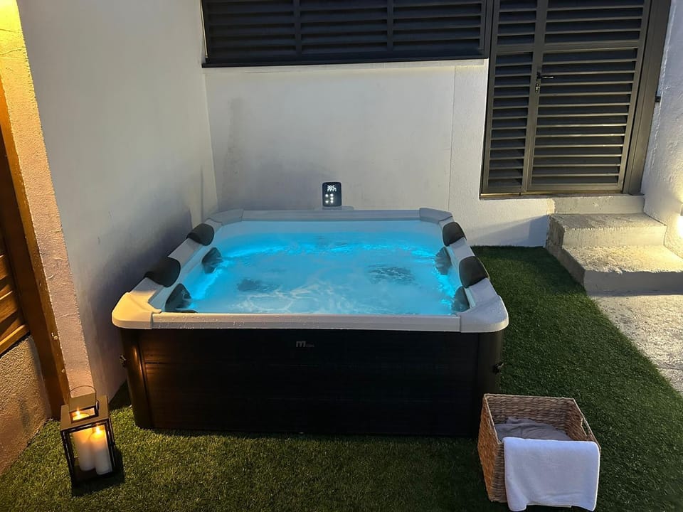 Hot Tub, Swimming pool