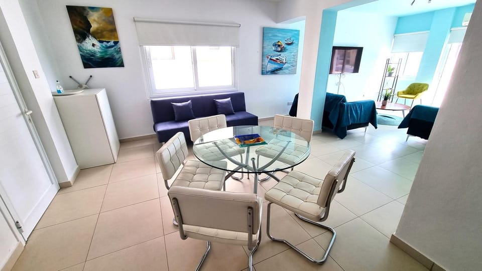 TV and multimedia, Seating area, Dining area