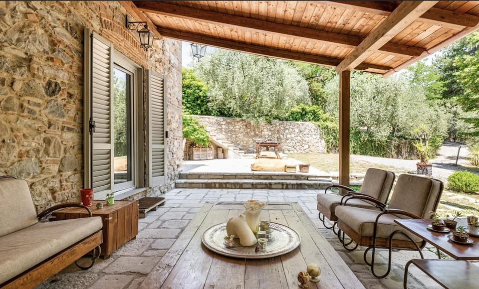 Patio, Day, Dining area