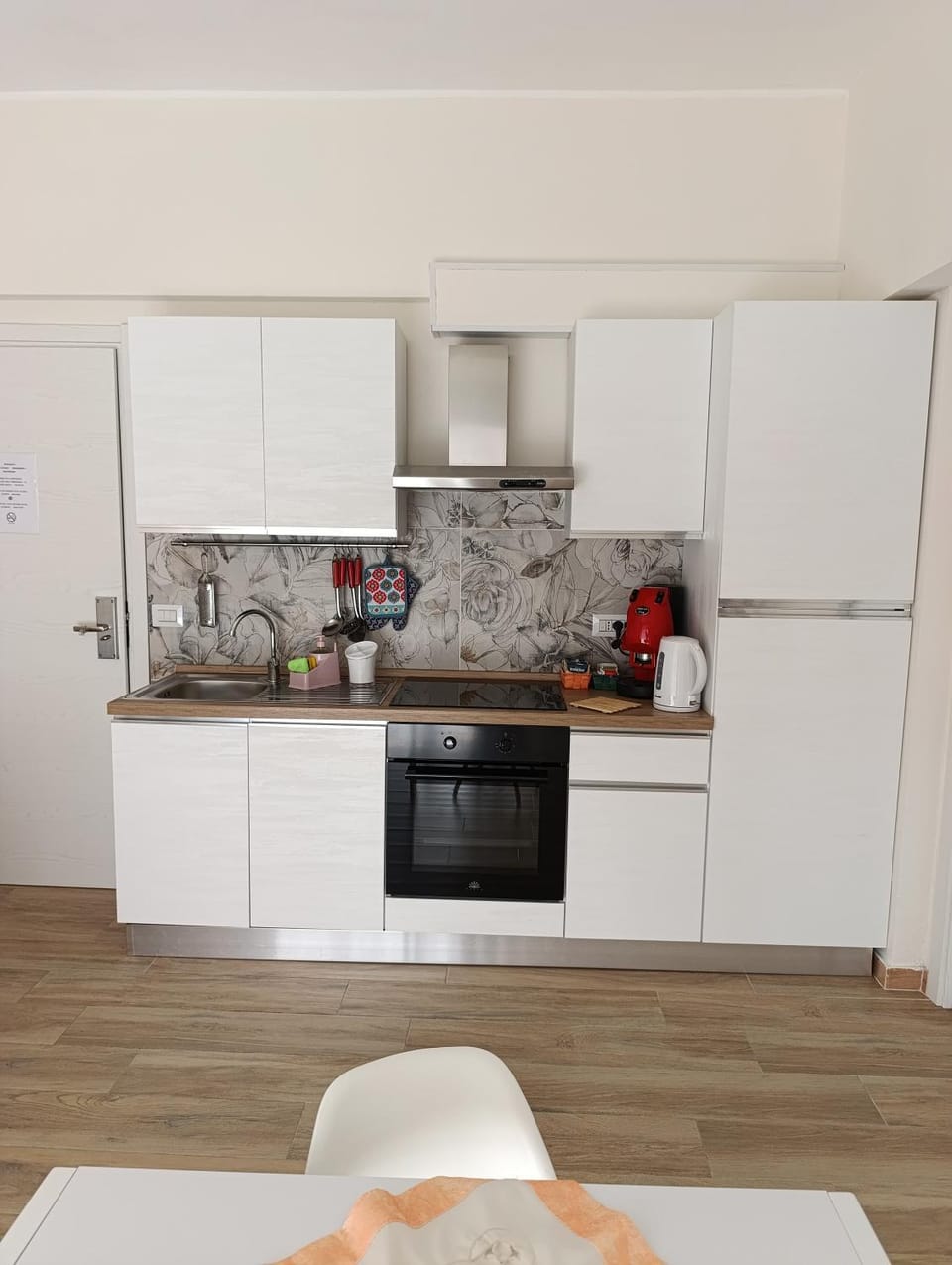 Kitchen or kitchenette, minibar, oven, stove