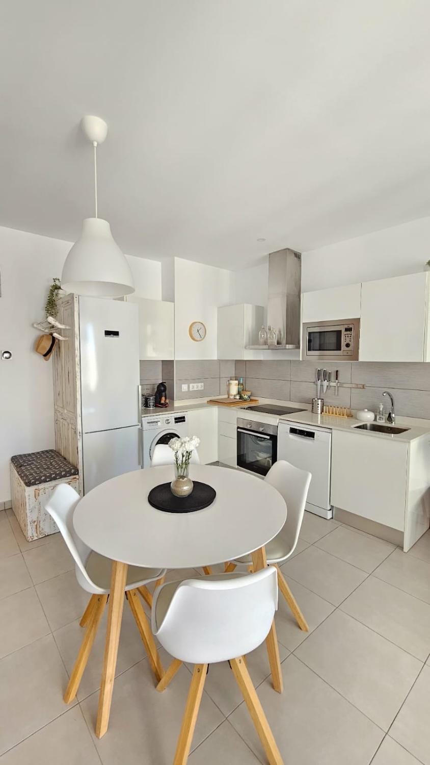 Kitchen or kitchenette, Dining area