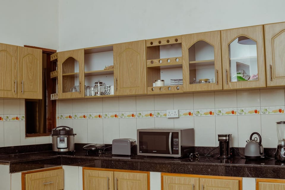 Kampala 5-Beds Sleeps 8 with Garden & Parking House in Kampala