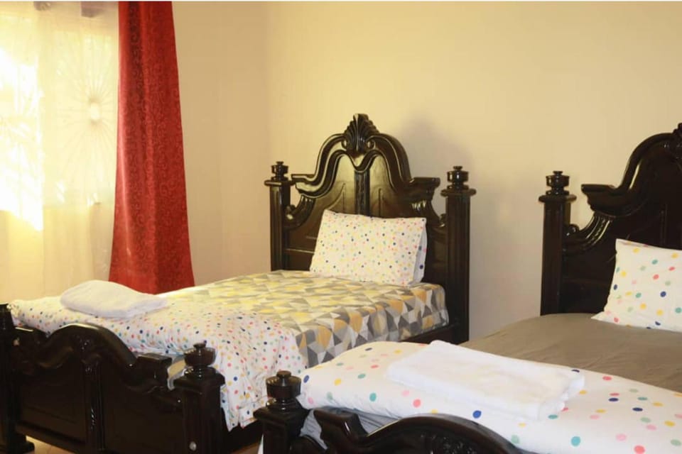 Kampala 5-Beds Sleeps 8 with Garden & Parking House in Kampala