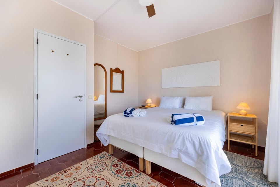 Bed, Bedroom, towels