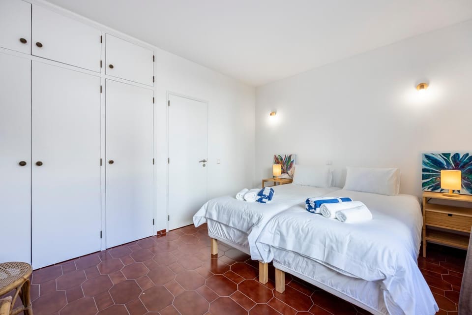 Bed, Bedroom, towels, wardrobe