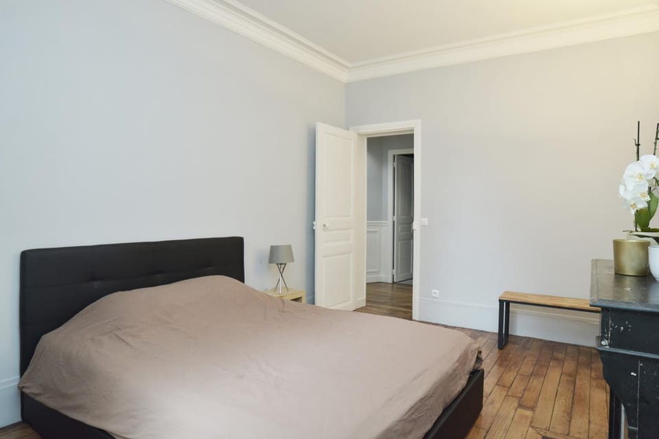Photo of the whole room, Bedroom