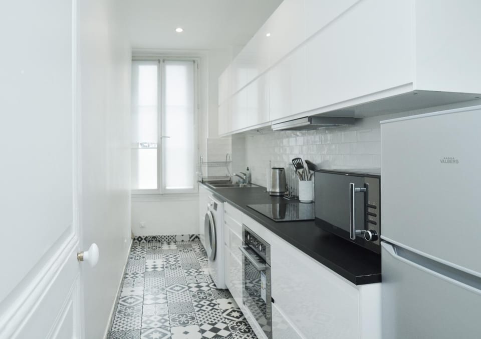 Kitchen or kitchenette, oven