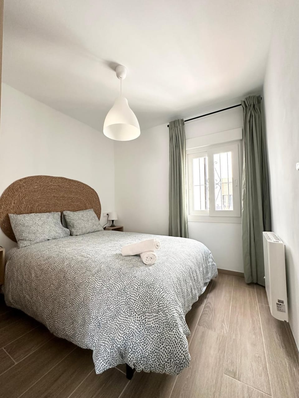 Bed, Photo of the whole room, Bedroom, internet, towels